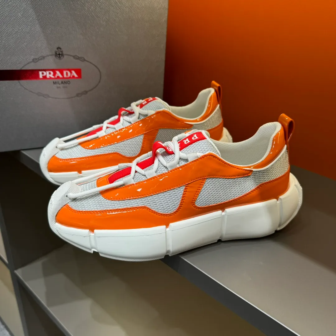 P460 PRADA/Prada men's lace-up leather casual sports shoes, the upper is made of cowhide leather and breathable mesh. It is soft, comfortable and breathable. The tongue is decorated with the PRADA brand letter logo. The thick rubber sole echoes the red label tongue. The style is fashionable and elegant. The details are carefully crafted. A casual sports shoe with a super western style and excellent breathability! Code number 38-45 (45 customized)